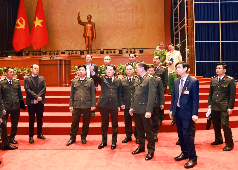 Deputy Minister Le Quoc Hung inspects security protection for 14th National Party Congress -0