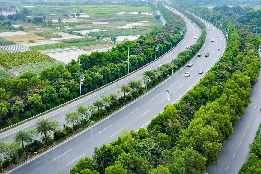 As reported, together with contributing to the implementation of the Government’s target to plant 1 billion trees during the 2021-25 period, Hanoi is stepping up tree planting along urban roads and aims to plant up to 250,000 this year.