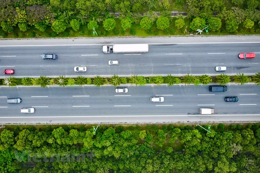The increase of green space in Hanoi capital by planting many trees along traffic routes contributes to reducing dust, noise, and enhancing urban beauty.