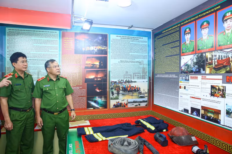Deputy Minister Nguyen Van Long visits the exhibition.