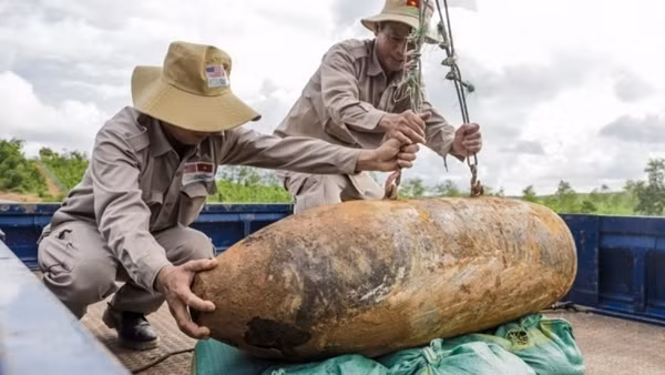 Wartime bomb safely disposed of in Quang Binh ảnh 3