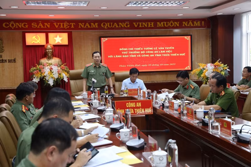 Deputy Minister Le Van Tuyen takes working trip to Thua Thien-Hue -0