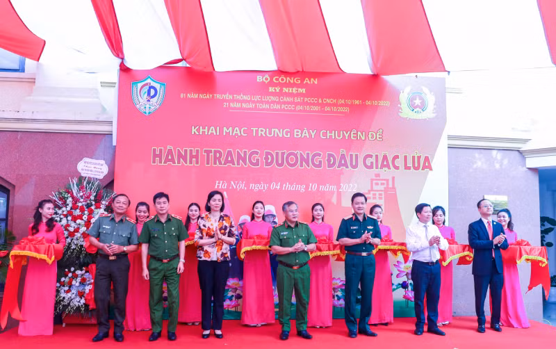 Deputy Minister Nguyen Van Long and delegates cut the opening ribbon.