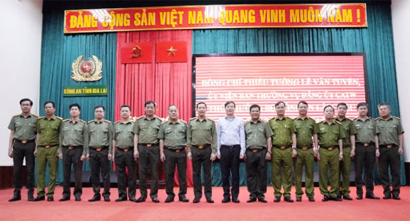 Deputy Minister Le Van Tuyen works with leaders of Gia Lai Provincial Police Department -0