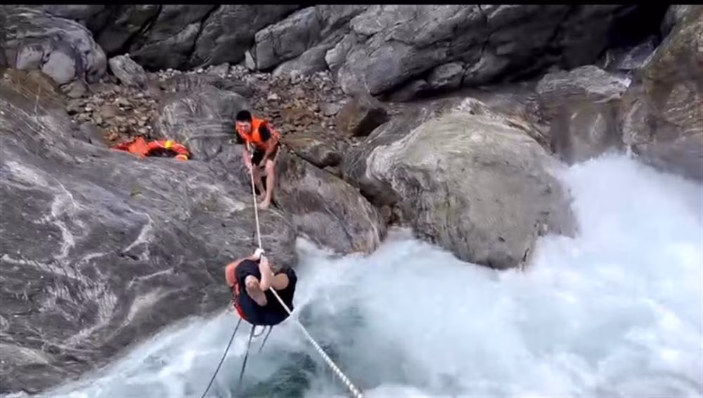 Local police successfully rescue foreign tourist stuck at a fast-running waterfall -1