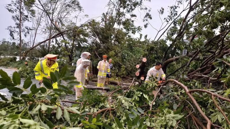 Police in Central region support local people in overcoming aftermath of storm -0