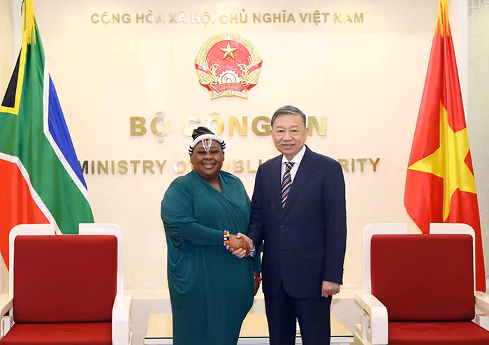 Minister To Lam receives South African Ambassador -0