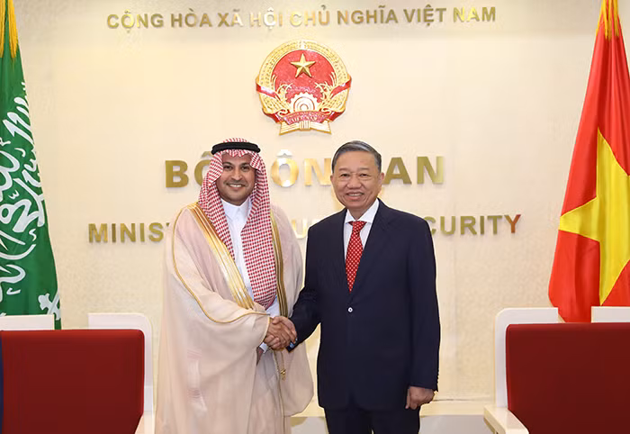 General To Lam receives new Ambassador of Saudi Arabia -0