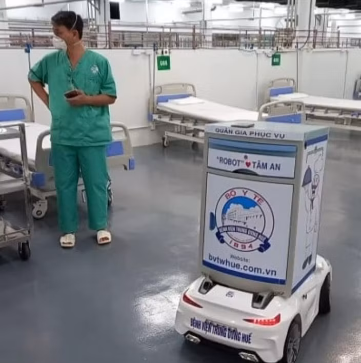 Robots used to help COVID-19 patients in HCMC's hospital -0