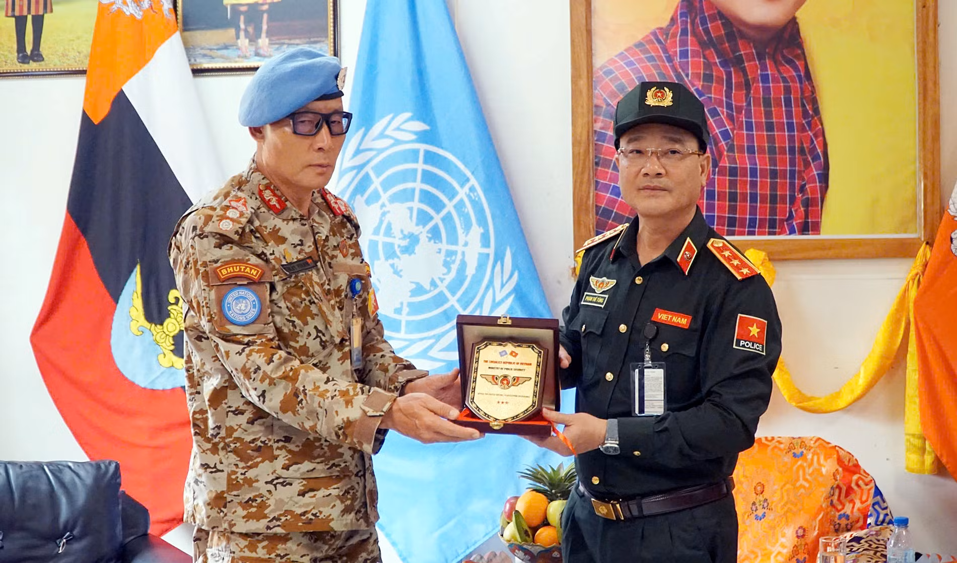 Deputy Minister Pham The Tung visits Indonesian Police Unit and Bhutanese Light Quick Reaction Force -0