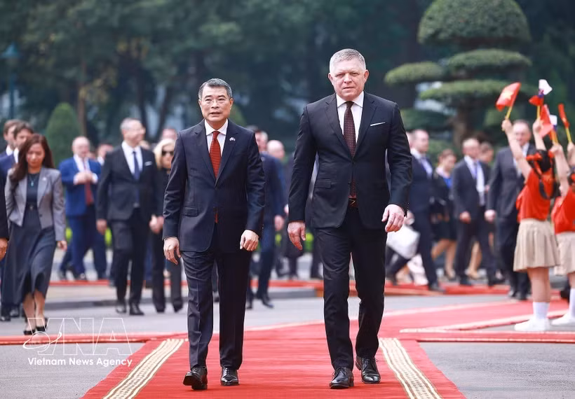 Vietnamese Prime Minister chairs official welcome ceremony for Slovak counterpart -0