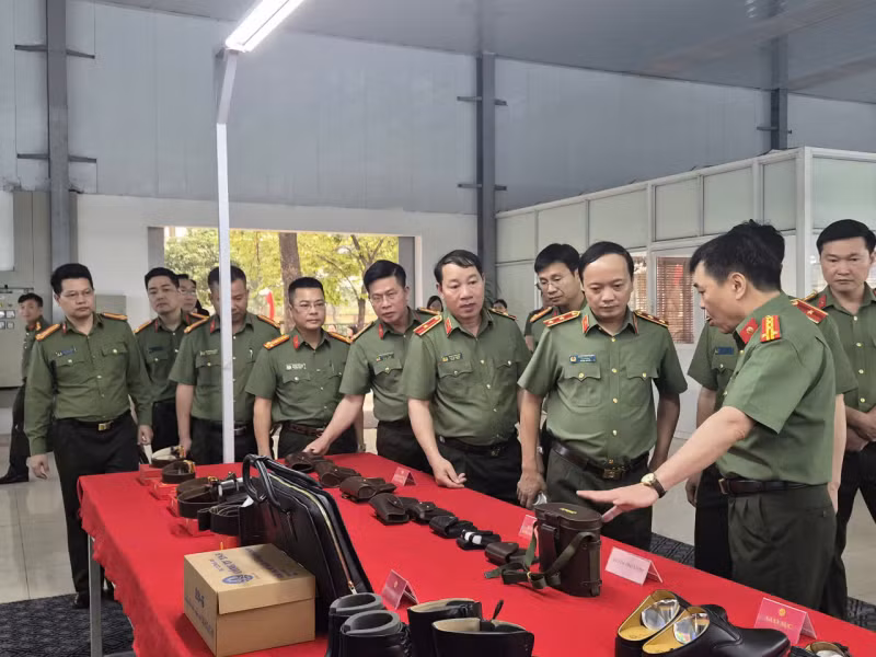 Deputy Minister Dang Hong Duc inspects 19-5 Company -0