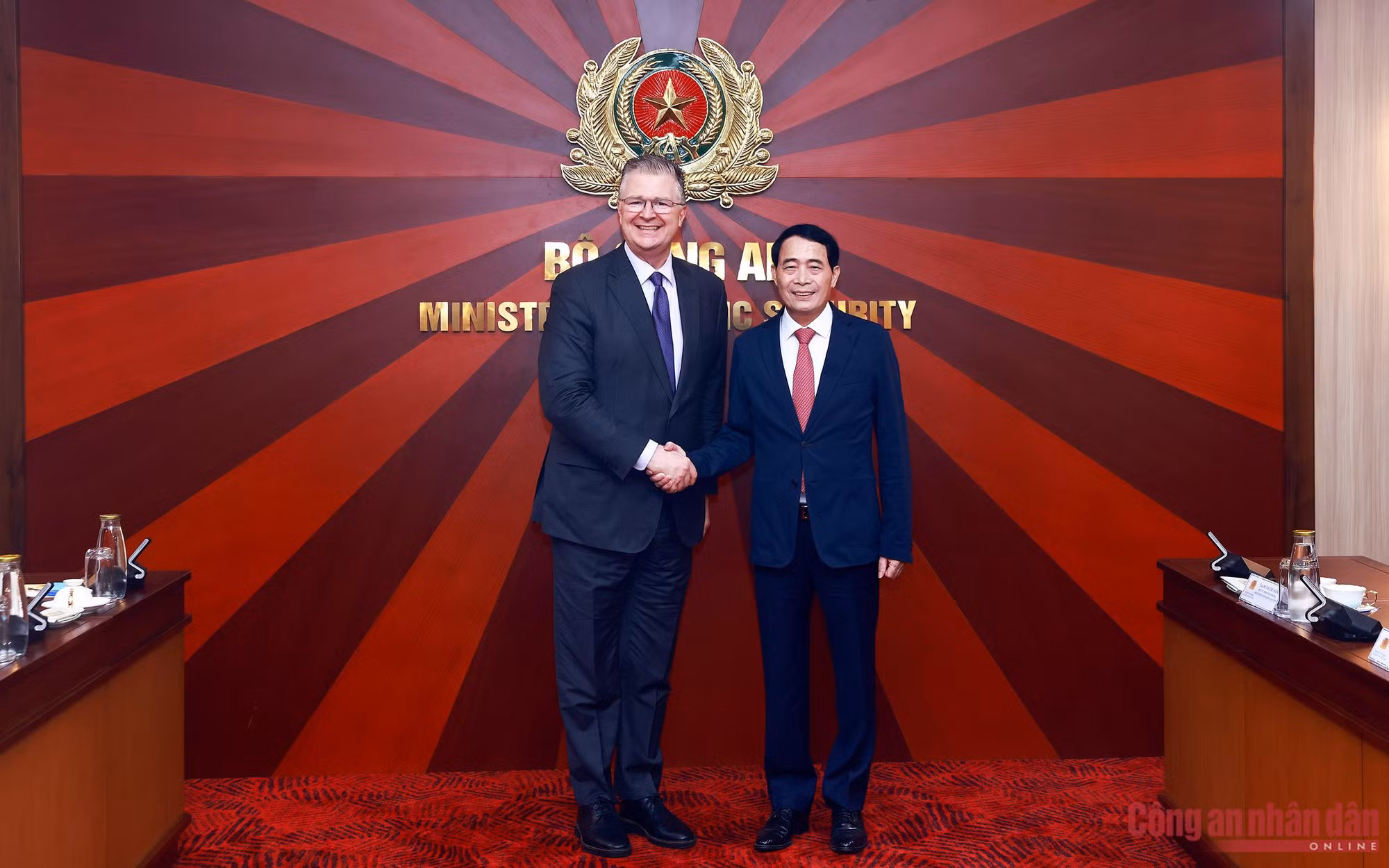 Deputy Minister Le Quoc Hung meets The Asia Group’s leader -0