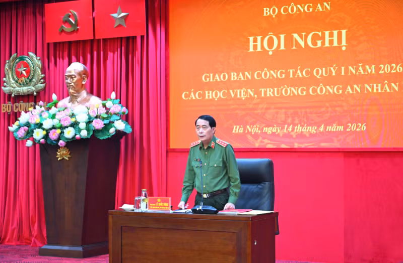 School curriculum needs to shift from theory to practice: Deputy Minister Le Quoc Hung -0