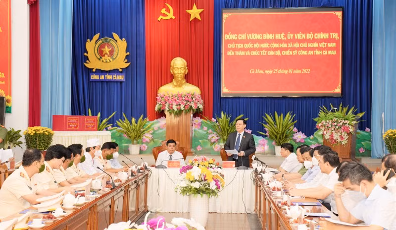 NA Chairman pays Tet visit to Ca Mau police -0