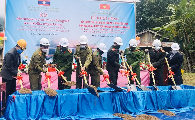 Vietnamese police building stations for Lao police in border villages -0