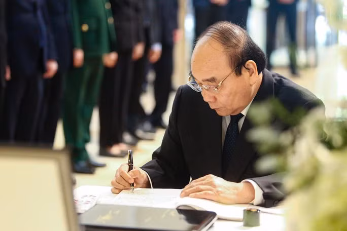 Vietnamese leaders pay tribute to late Japanese PM Shinzo Abe&nbsp; -0