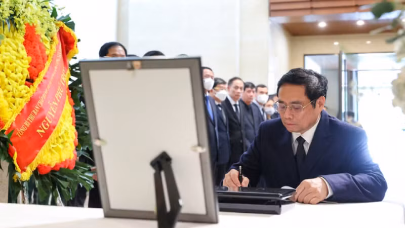 Vietnamese leaders pay tribute to late Japanese PM Shinzo Abe&nbsp; -0