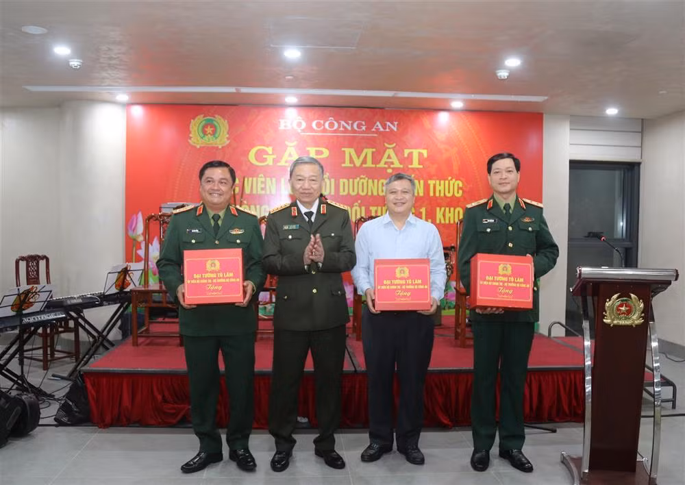 Minister To Lam visits students of the 93rd National Defense and Security Knowledge Training Course -0