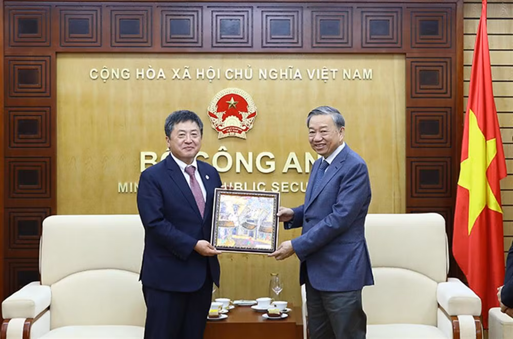 Minister To Lam receives JICA leaders -0