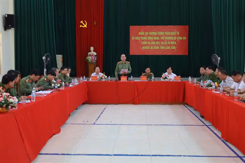 Lang Son asked to attach importance to building police force in border localities -0