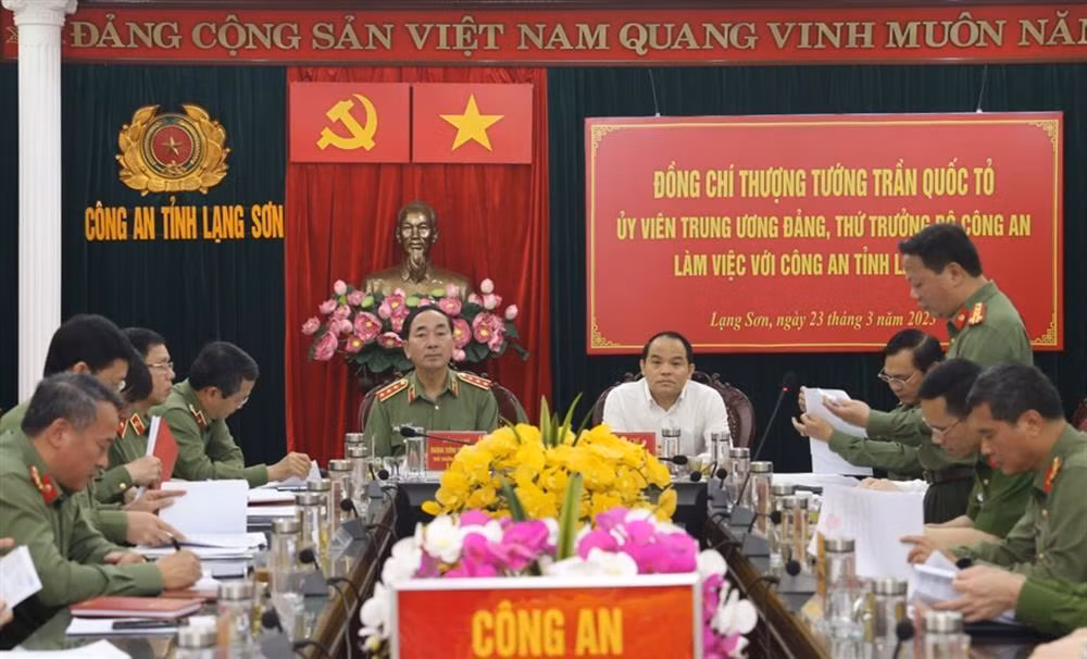 Lang Son asked to attach importance to building police force in border localities -0