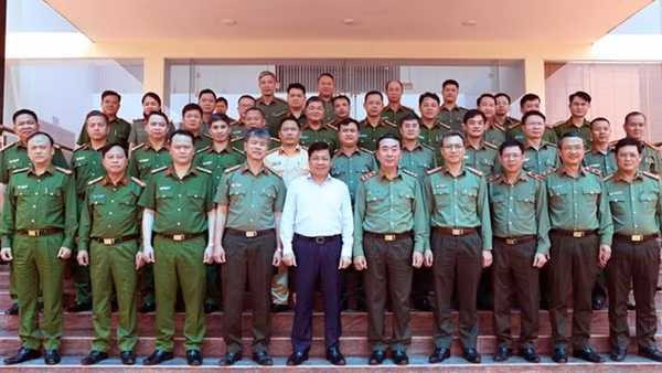 Bac Giang Police Department holds dialogue with female and young police officers ảnh 3