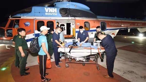 Khanh Hoa: Naval ship takes sick fishermen ashore for treatment ảnh 2