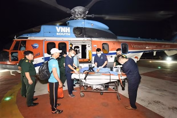 Khanh Hoa: fisherman suffering from decompression brought ashore for further treatment -0