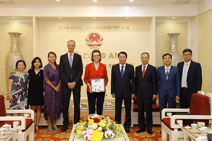 Deputy Minister Le Quoc Hung receives outgoing UNDP representative in Vietnam -0