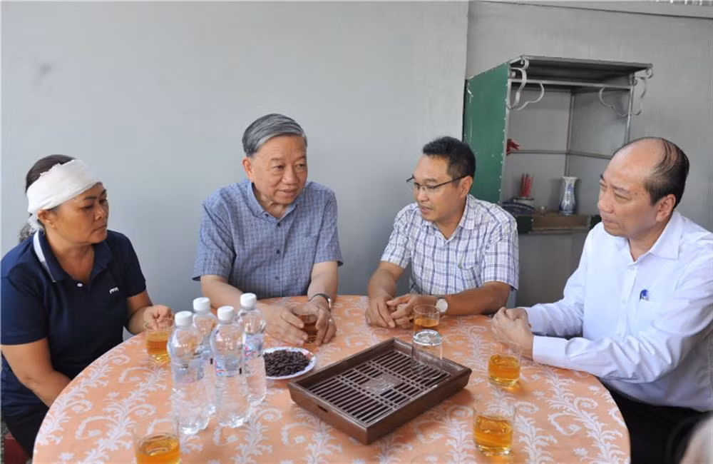 Minister To Lam visits the families of fallen police officers in Dak Lak -0