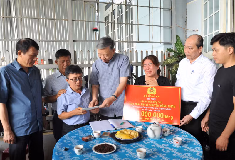 Minister To Lam visits the families of fallen police officers in Dak Lak -0