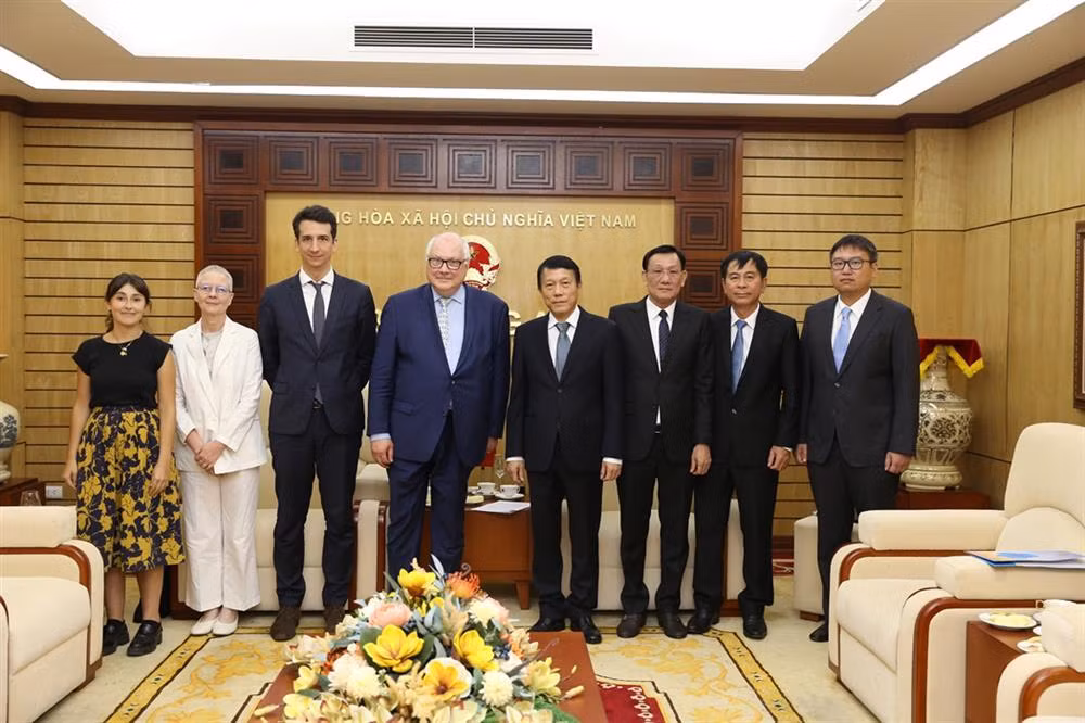 Deputy Minister Luong Tam Quang receives Ambassador Jean-Christophe Peaucelle -1
