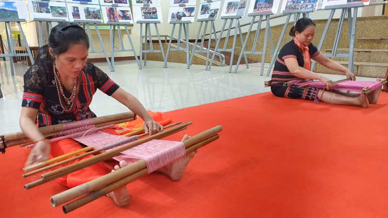Brocade weaving craft of Co Tu ethnic people introduces -0