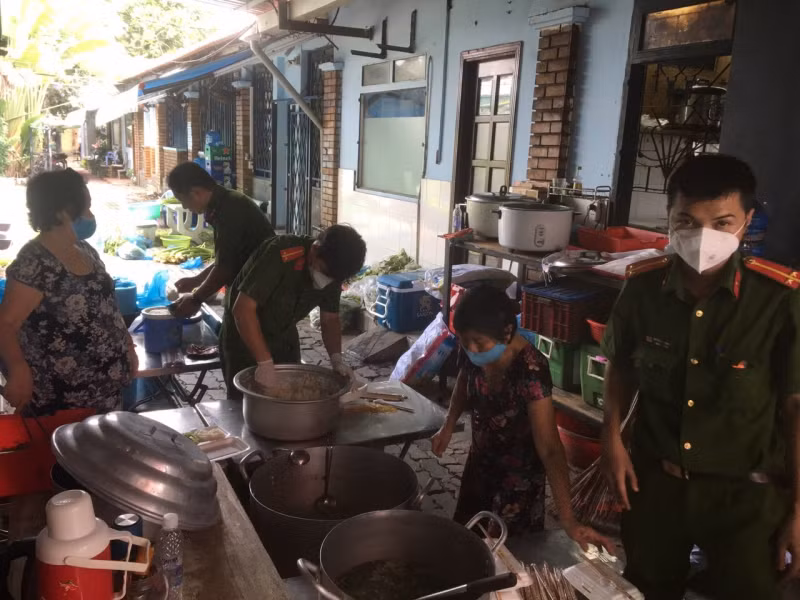 Local police in HCM City offer free meals to medical workers and poor COVID-19 patients -0