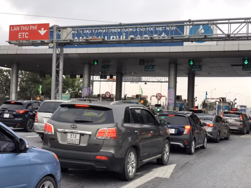 Automatic toll collection set for all expressways in Vietnam by August -0