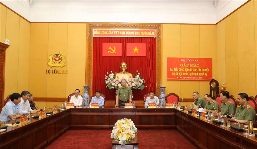 Minister To Lam hosts meeting with NA deputies of the Central Highland provinces -0