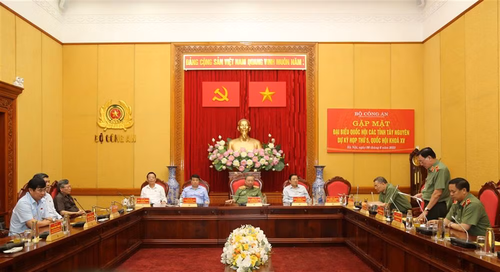 Minister To Lam hosts meeting with NA deputies of the Central Highland provinces -0