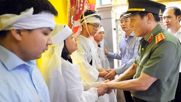 "Fatherland-recognized credit" Certificate granted to 6 martyrs in Dak Lak ảnh 3
