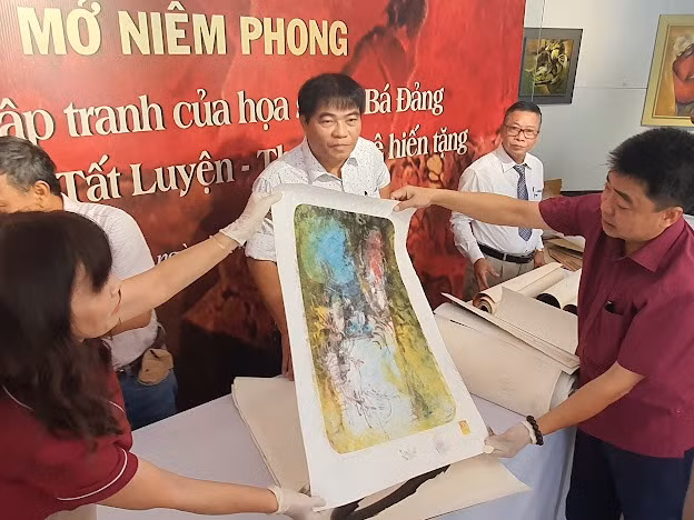 Danang city receives artworks donation -0