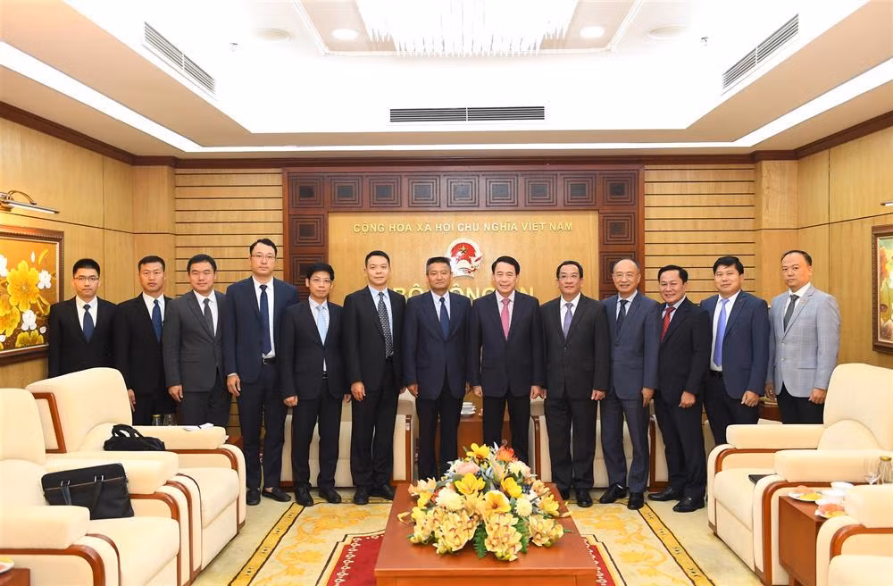 Deputy Minister Le Quoc Hung receives delegation from LMLECC -0