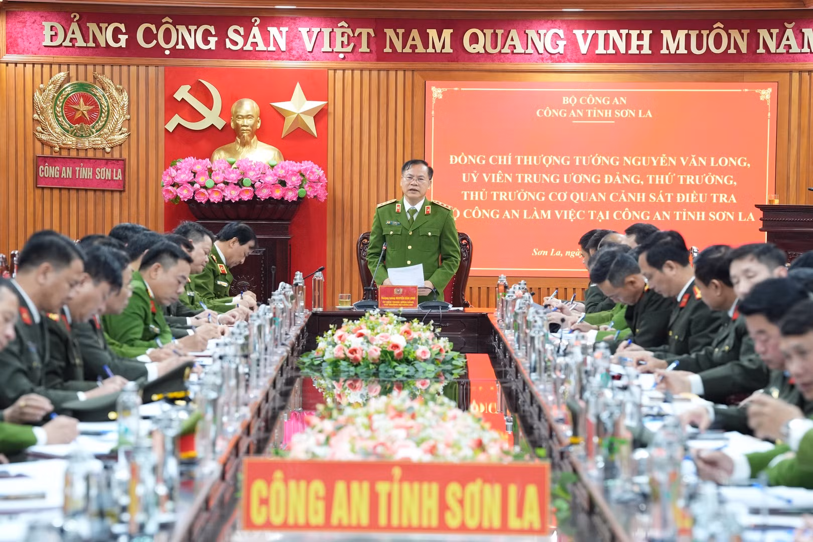 Deputy Minister Nguyen Van Long works with Son La Provincial Police Department -0