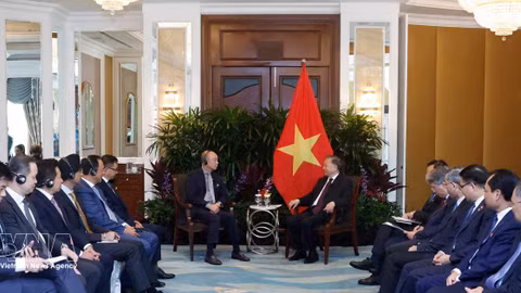 Top leader praises Singaporean investments' contributions to Vietnam's development