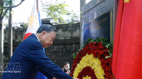 Top Vietnamese leader pays tribute to President Ho Chi Minh in Manila