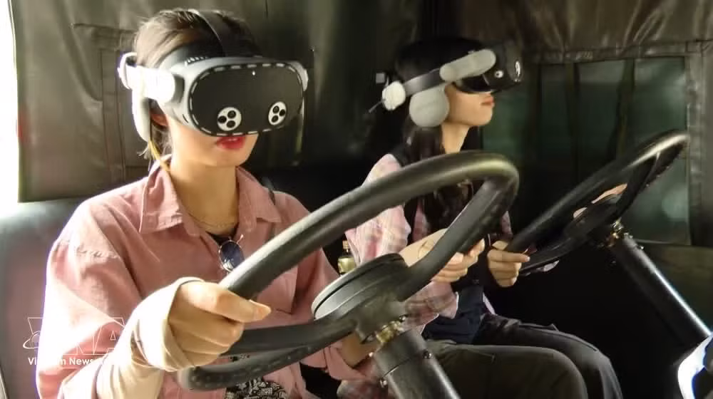 Tourists experience driving on the Truong Son road using 9D VR 360-degree view (Photo: VNA)