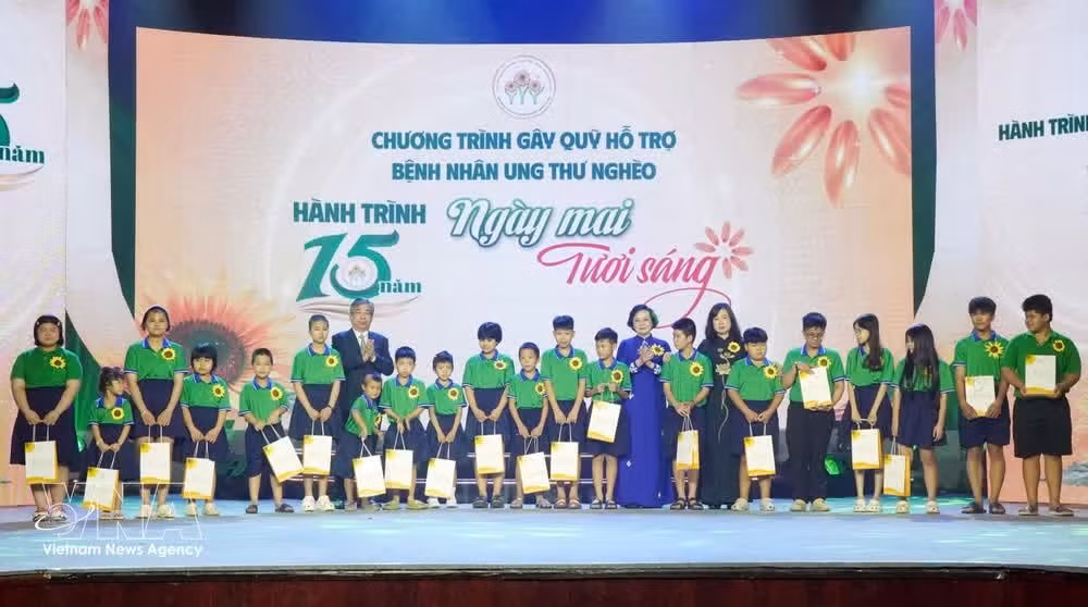 Leaders of the Party and State and the Health Ministry present gifts to cancer patients. (Photo: VNA)