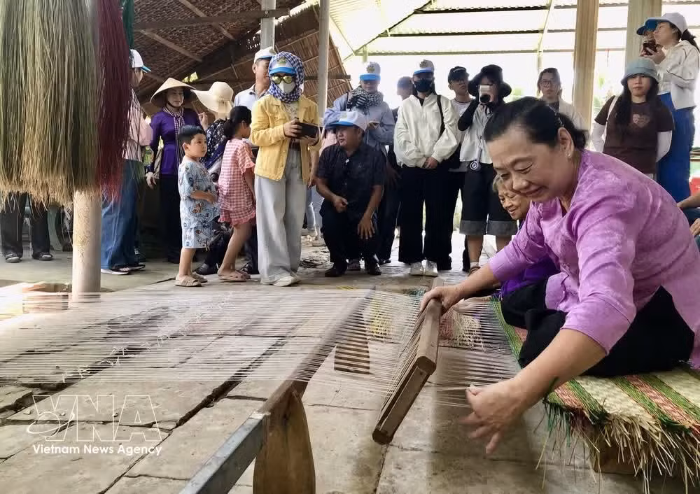 Tourists at a traditional craft village in Ho Chi Minh City. (Photo: VNA)