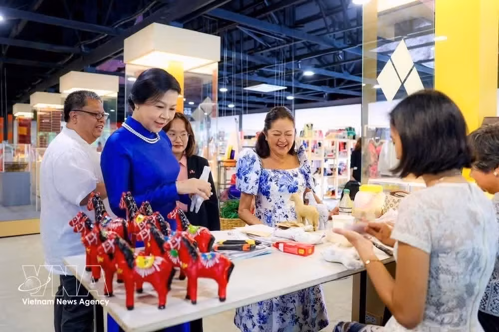 Ngo Phuong Ly, spouse of General Secretary of the Communist Party of Vietnam Central Committee and President of Vietnam To Lam, and Liza Araneta Marcos, spouse of Philippine President Ferdinand Marcos Jr., visit the Likhang Filipino Exhibition Halls in Pasay city. (Photo: VNA)