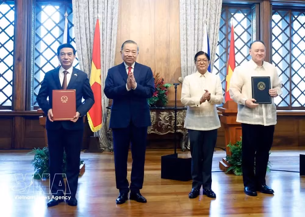 Party General Secretary and State President To Lam and Philippine President Ferdinand Romualdez Marcos Jr. witness the signing of cooperation documents between the two countries on June 1. (Photo: VNA)