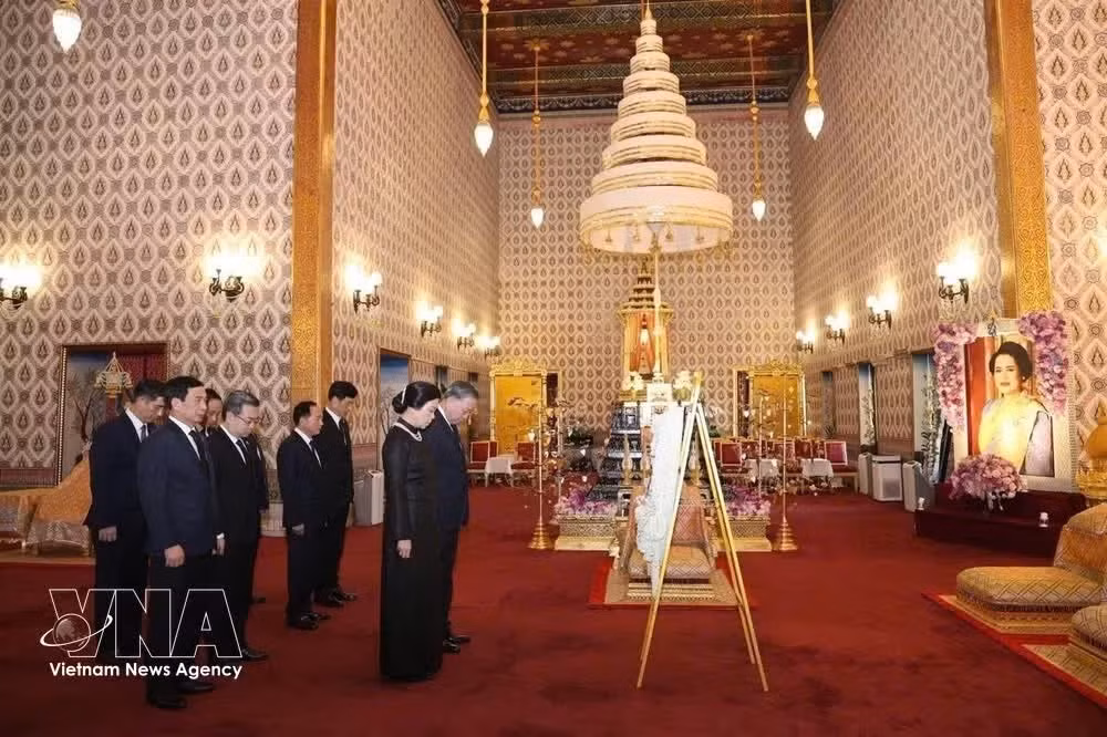 Party General Secretary and State President To Lam, his spouse and the high-ranking Vietnamese delegation pay tribute to late Queen Mother of Thailand Sirikit. (Photo: VNA)